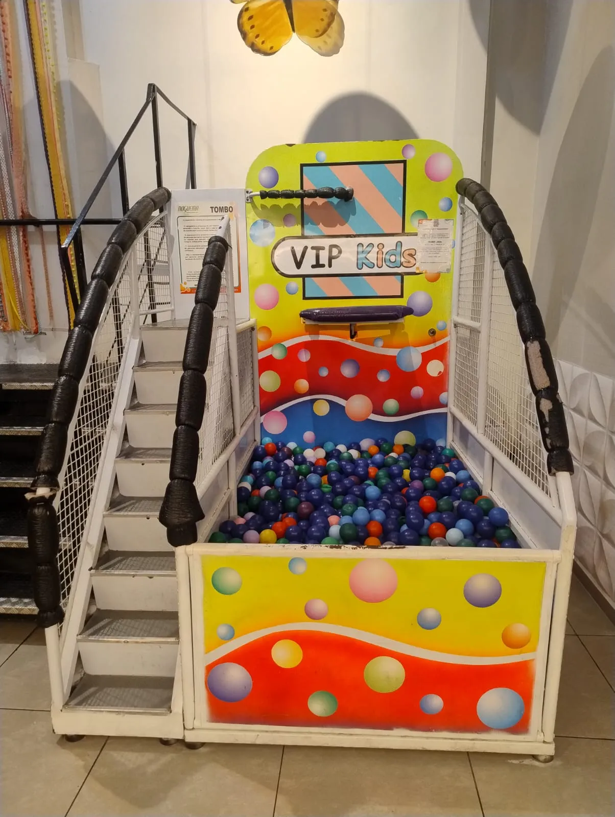 Inspeção técnica de brinquedo infantil tipo gangorra em área de playground