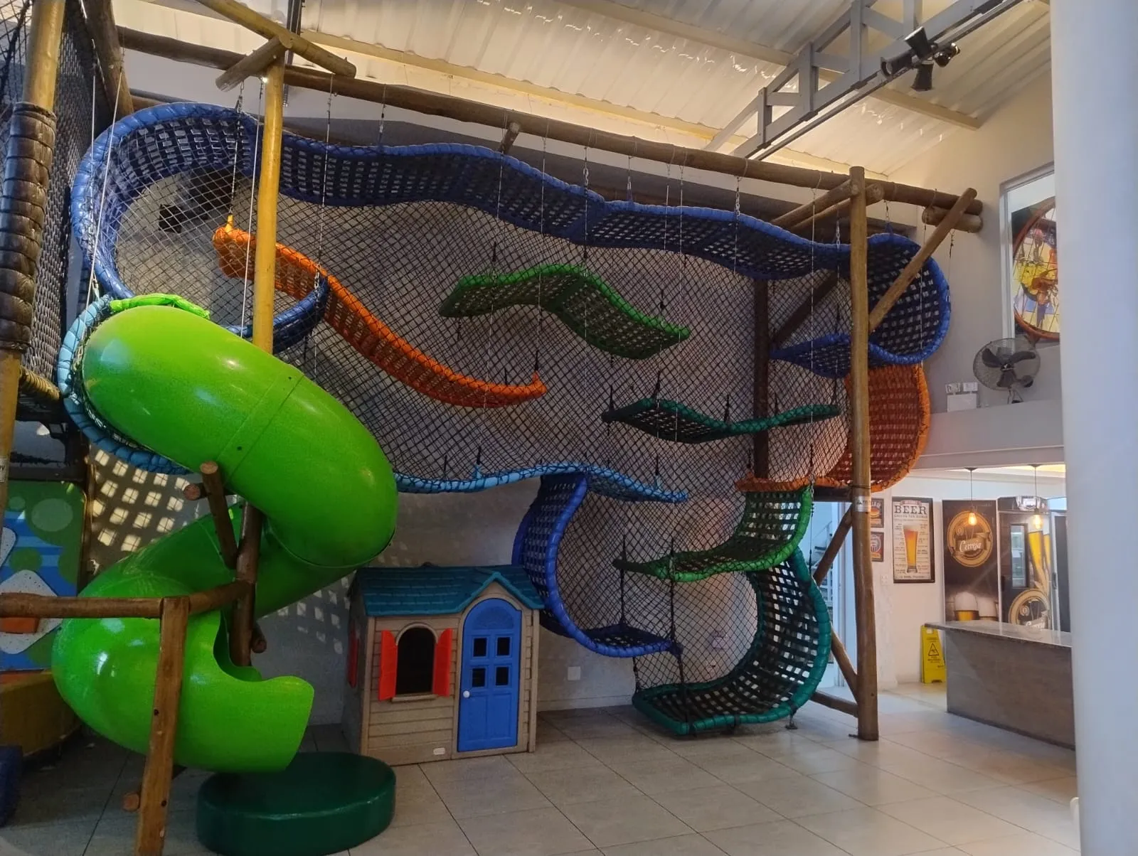 Avaliação técnica de estrutura de playground com tobogã e escorregador