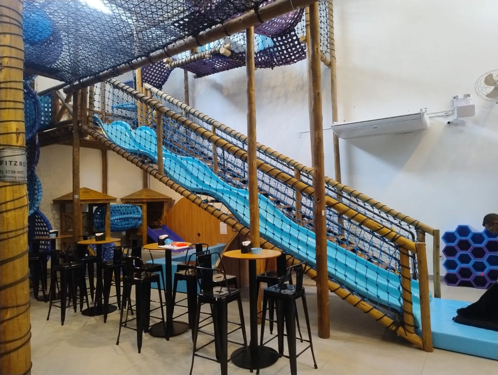 Vistoria de brinquedos infantis em área recreativa externa