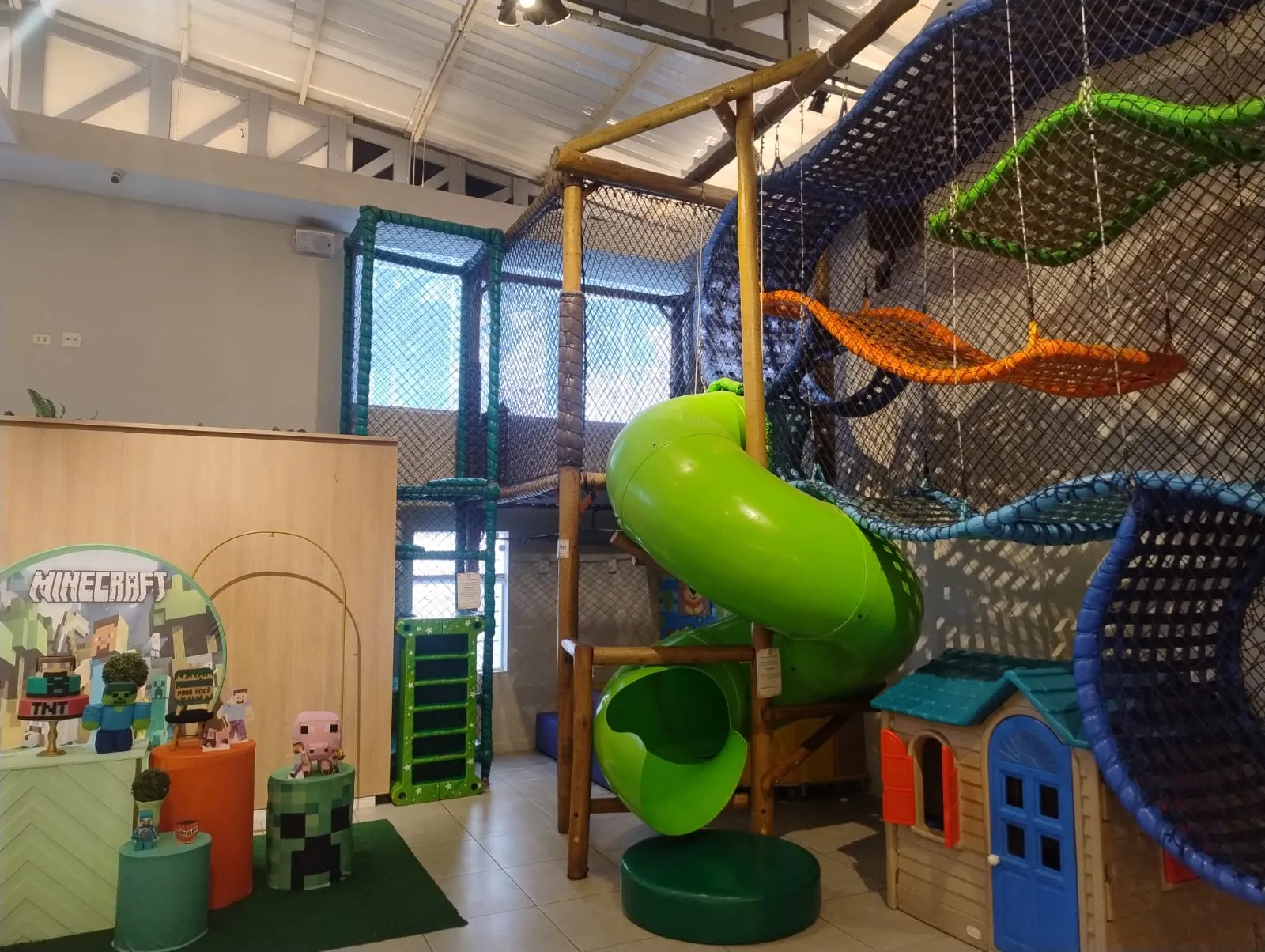 Análise técnica de brinquedo tipo balanço em parquinho infantil