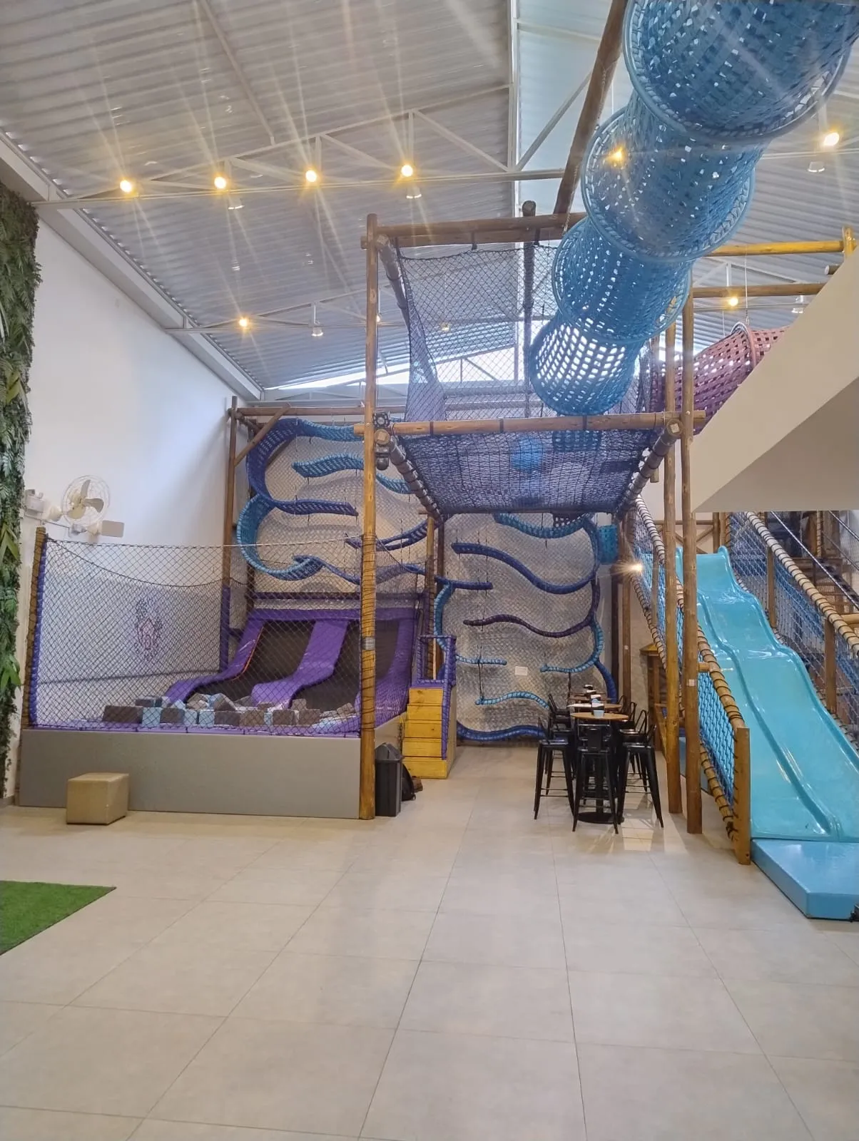 Equipamento recreativo com sistema de molas e oscilação