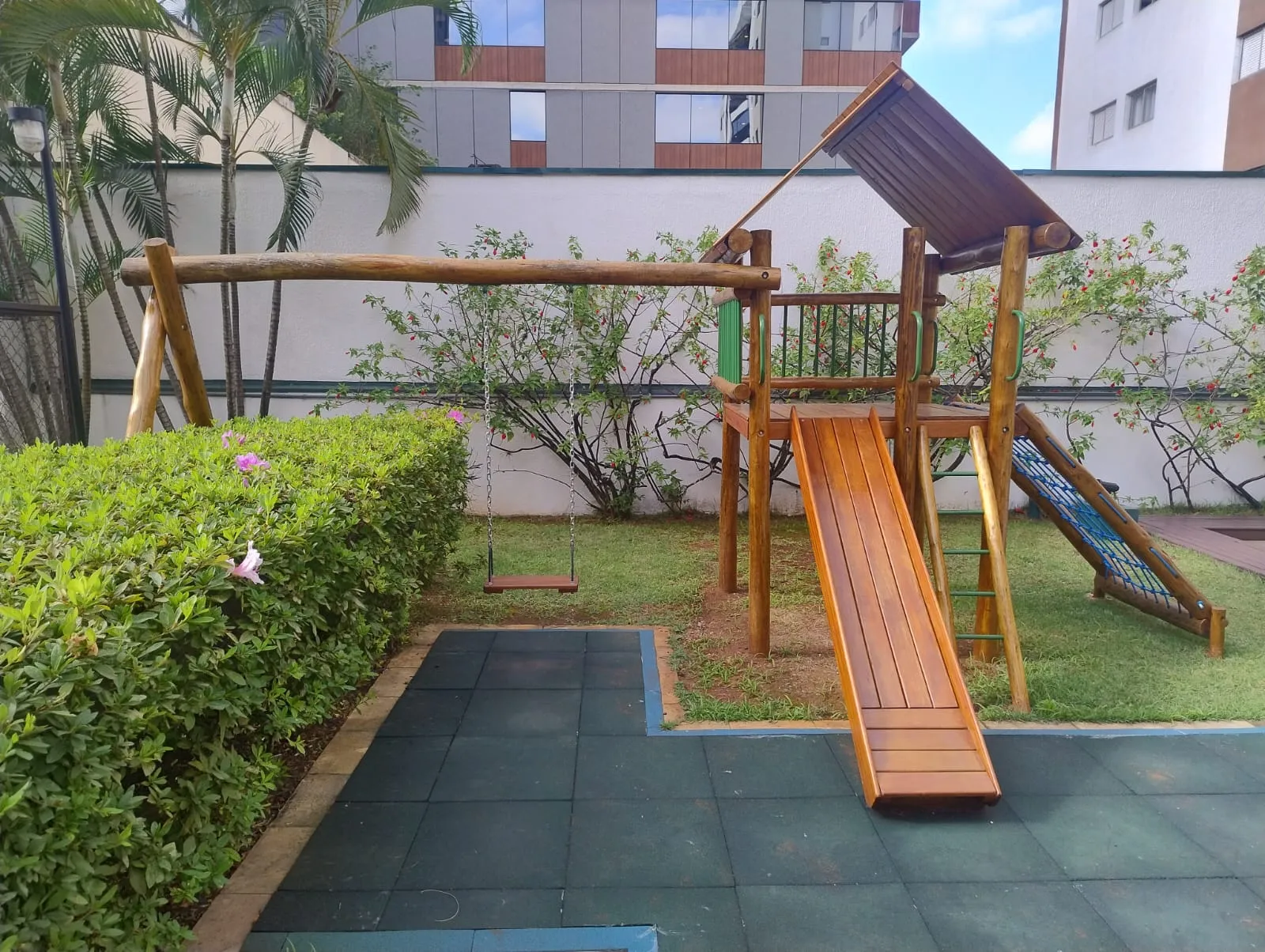 Playground com torre central e pontes conectoras