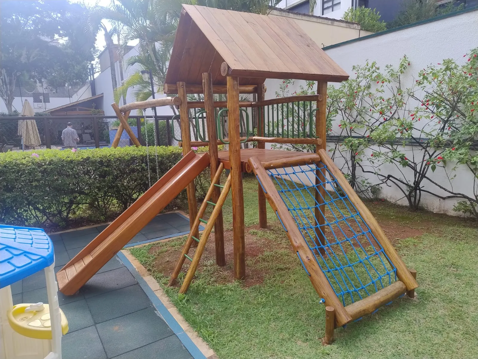 Múltiplos equipamentos recreativos em área comum