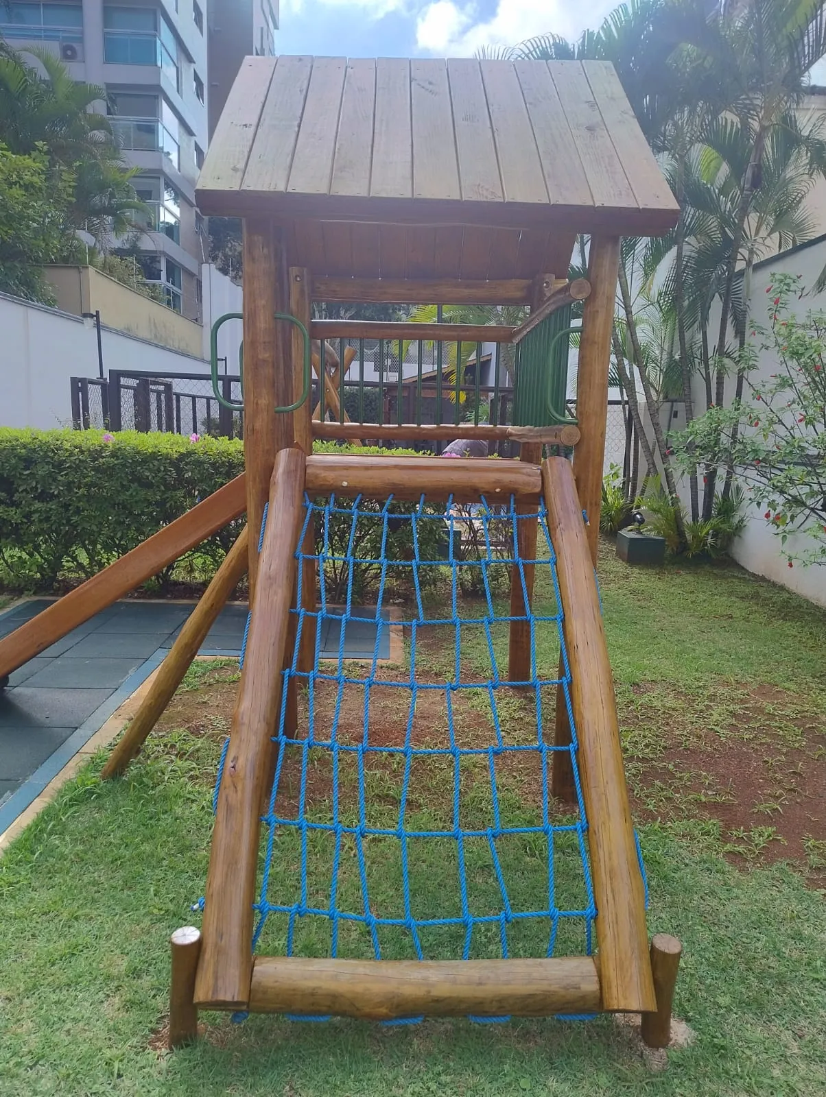 Playground infantil integrado com múltiplas atividades